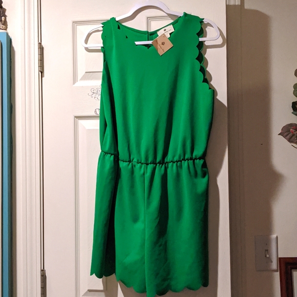 NWT Kelly Green Scalloped Hem Romper - Picture 1 of 4